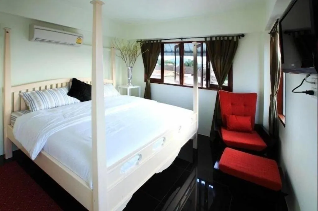 Bed in The Royal Chiangkhan Boutique Hotel