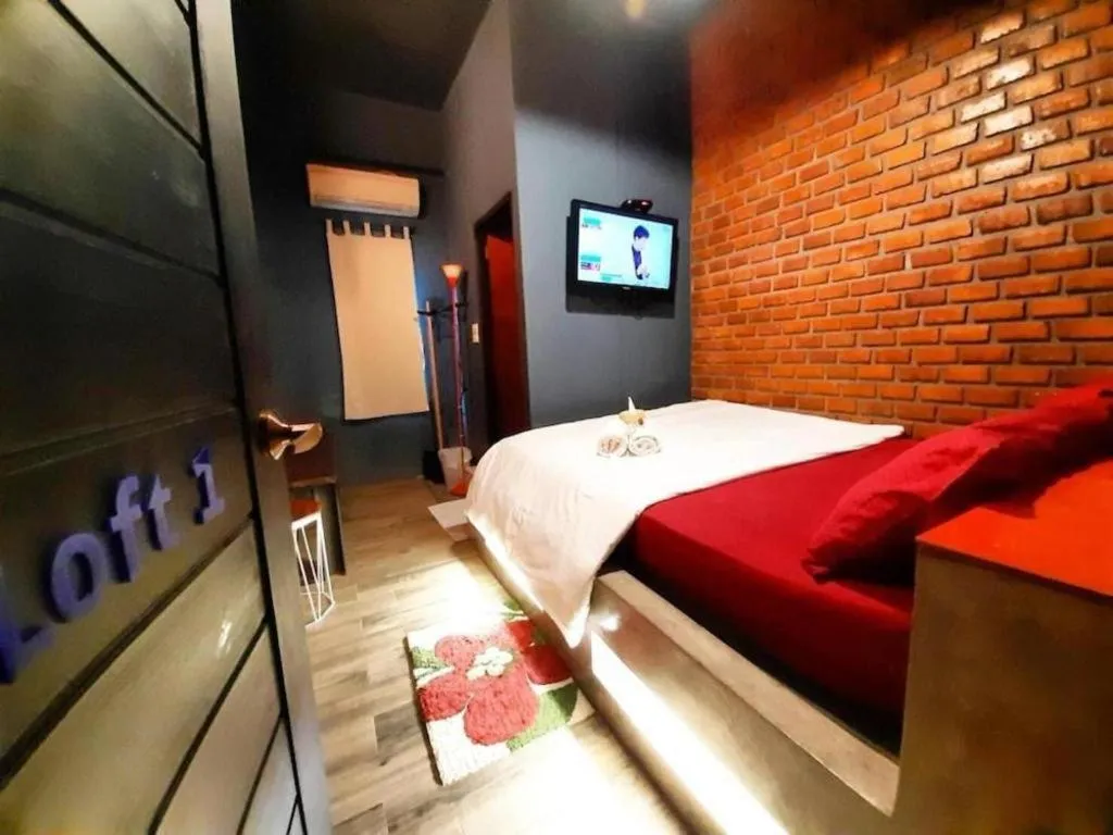 Bed in The Royal Chiangkhan Boutique Hotel