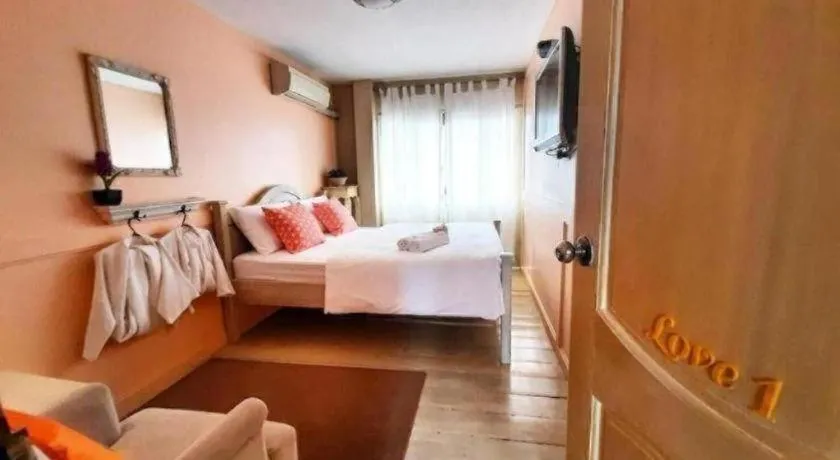 Bed in The Royal Chiangkhan Boutique Hotel