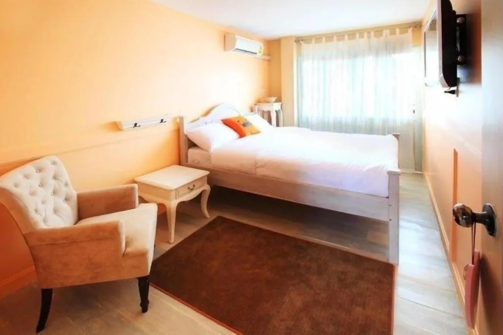 Bed in The Royal Chiangkhan Boutique Hotel