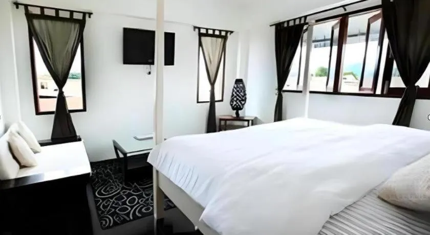 Bed in The Royal Chiangkhan Boutique Hotel