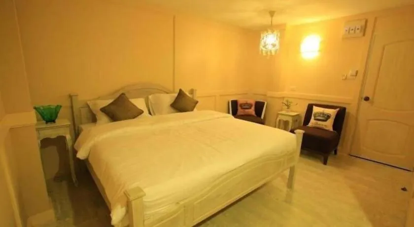 Bed in The Royal Chiangkhan Boutique Hotel