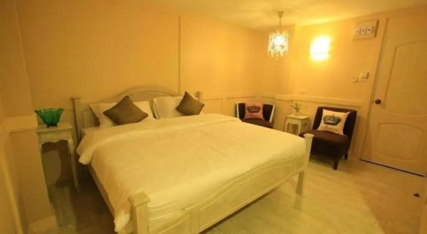 Bed in The Royal Chiangkhan Boutique Hotel