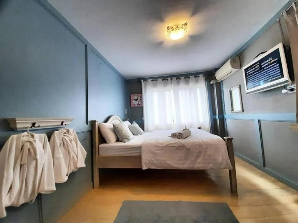 Bed in The Royal Chiangkhan Boutique Hotel