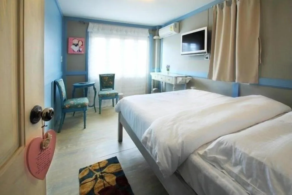 Bed in The Royal Chiangkhan Boutique Hotel