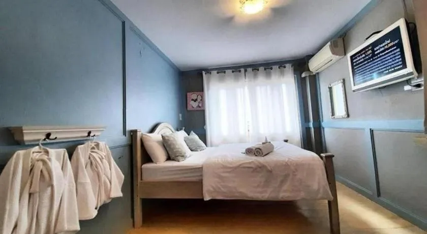 Bed in The Royal Chiangkhan Boutique Hotel