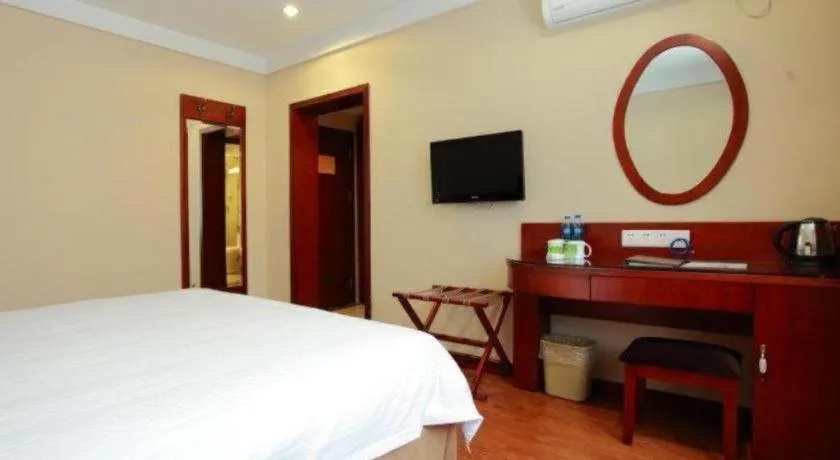 Bed in GreenTree Inn Hefei Chenghuangmiao San Xiao Kou Subway Station Hotel