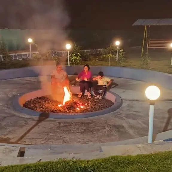 Evening entertainment in The Malshej Mist