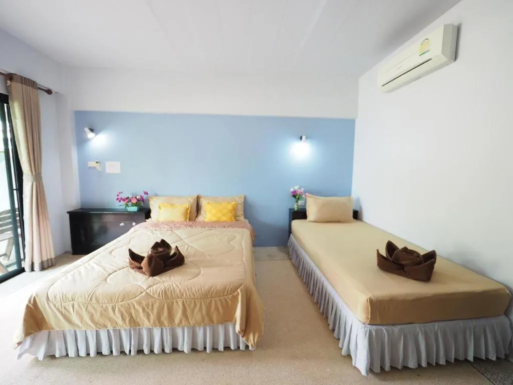 Bed in Lanta Darawadee Resort