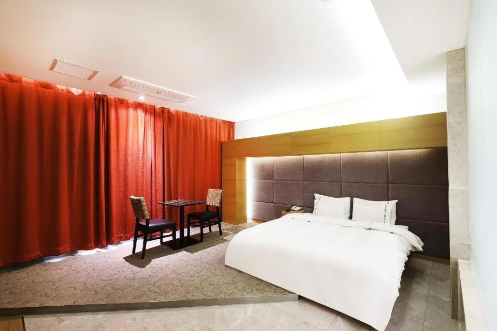 Bed in Business Design Hotel LUV