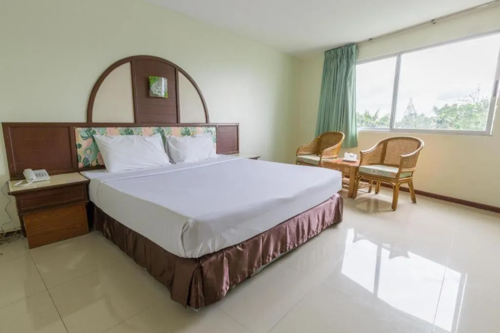 Bed in Lake Inn Hotel