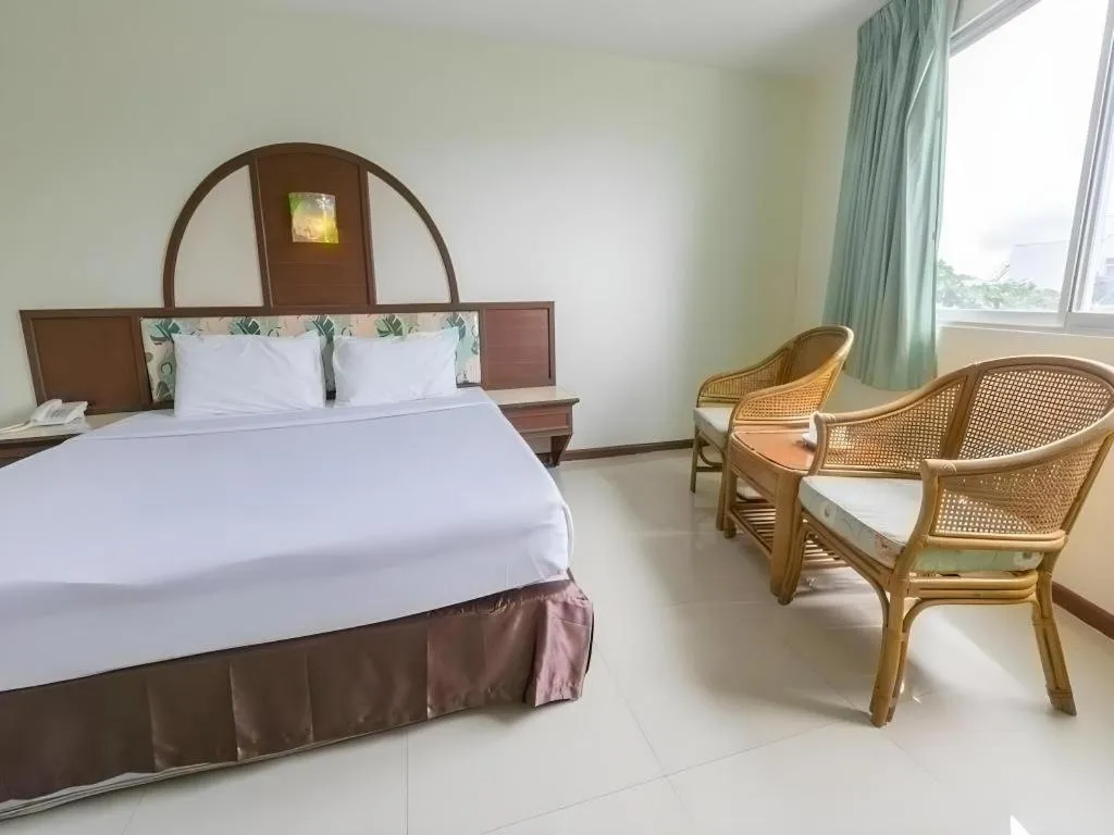 Bed in Lake Inn Hotel