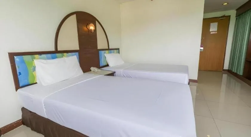 Bed in Lake Inn Hotel