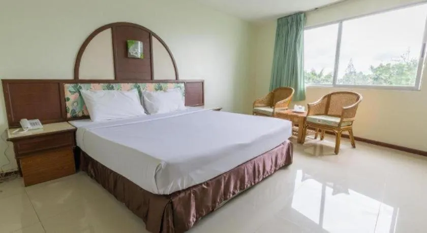 Bed in Lake Inn Hotel