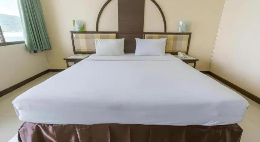 Bed in Lake Inn Hotel