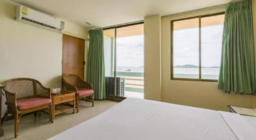 Bed in Lake Inn Hotel