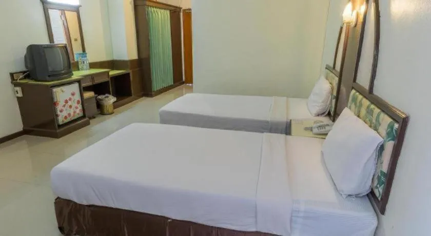 Bed in Lake Inn Hotel