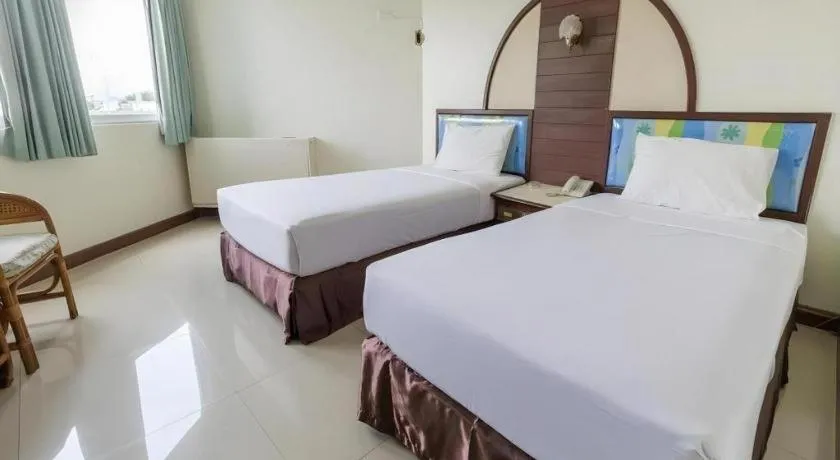 Bed in Lake Inn Hotel