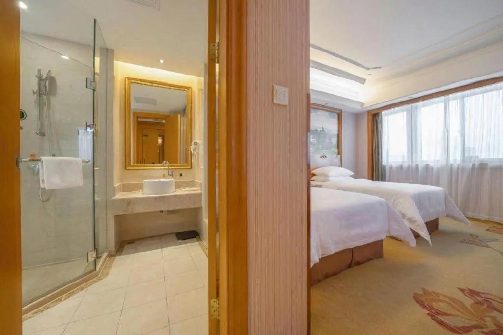 Bed in Vienna International Hotel Shanghai Dishui Lake Lingang Wanda