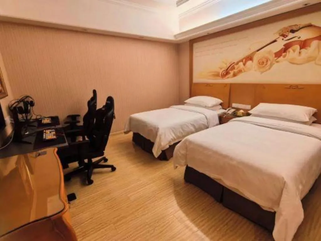 Bed in Vienna International Hotel Shanghai Dishui Lake Lingang Wanda