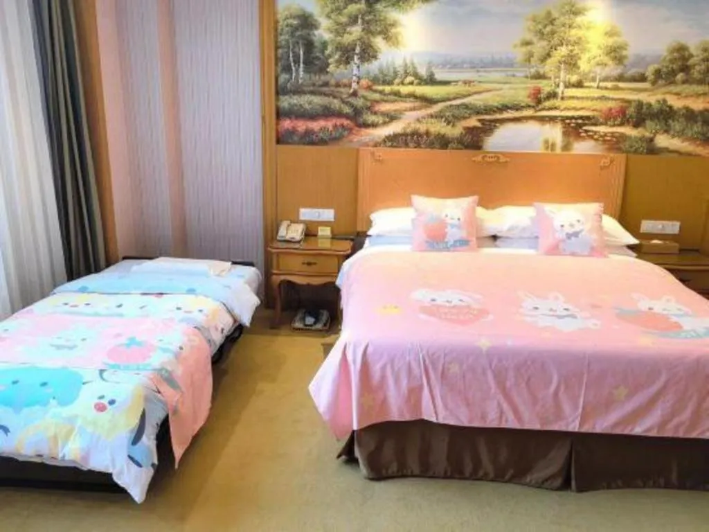 Bed in Vienna International Hotel Shanghai Dishui Lake Lingang Wanda