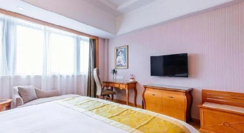 Bed in Vienna International Hotel Shanghai Dishui Lake Lingang Wanda