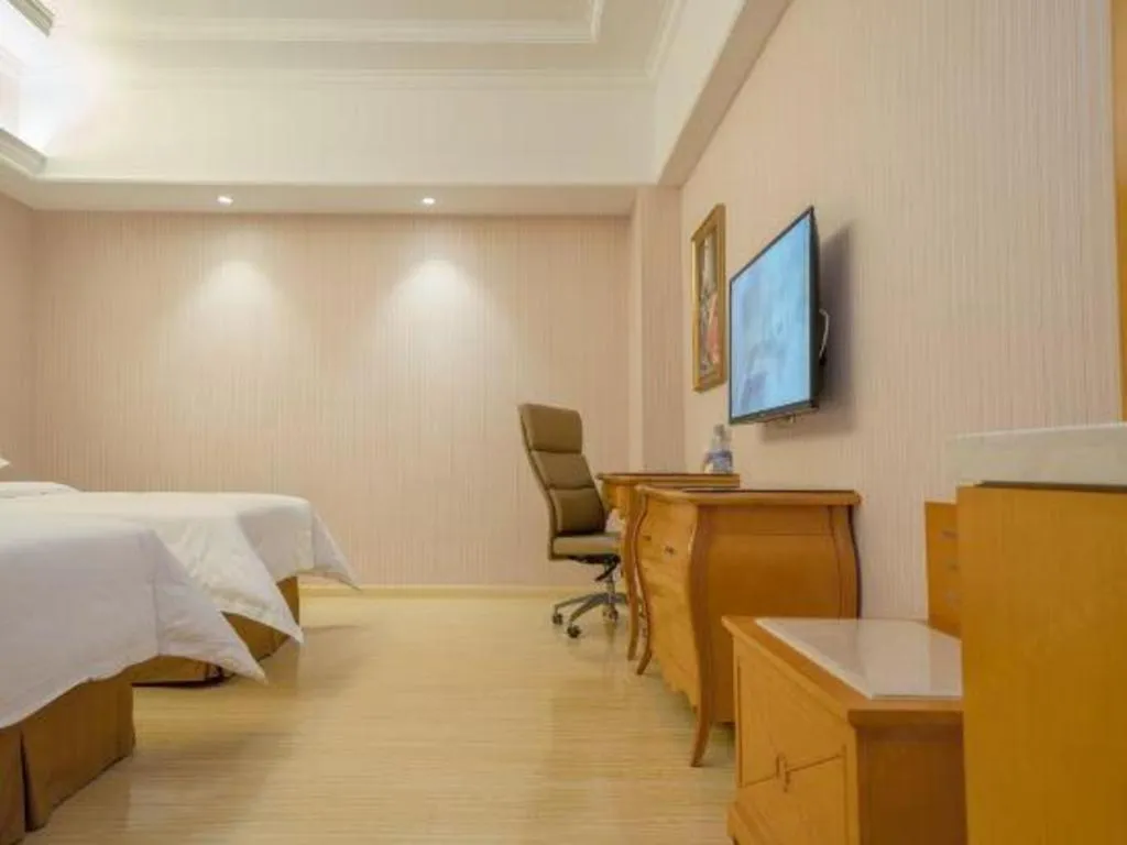 Bed in Vienna International Hotel Shanghai Dishui Lake Lingang Wanda