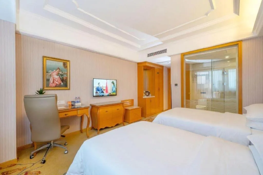 Bed in Vienna International Hotel Shanghai Dishui Lake Lingang Wanda