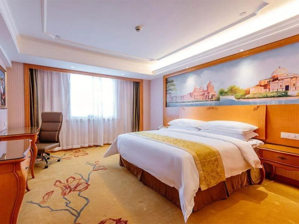 Bed in Vienna International Hotel Shanghai Dishui Lake Lingang Wanda
