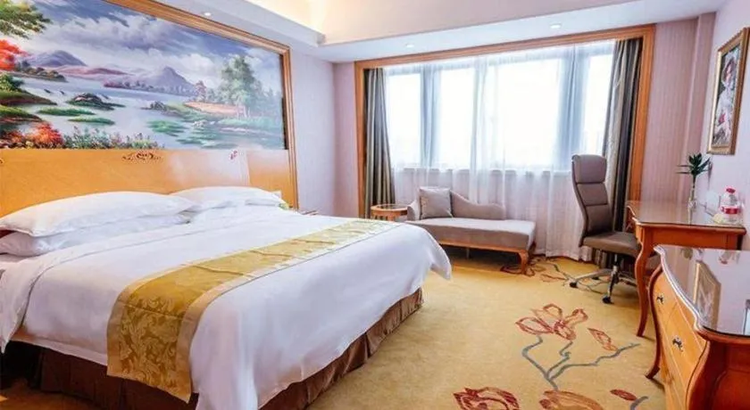 Bed in Vienna International Hotel Shanghai Dishui Lake Lingang Wanda