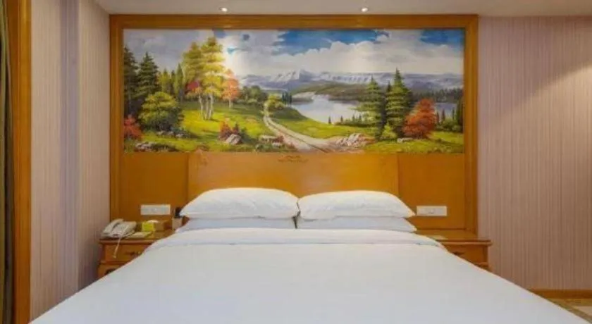 Bed in Vienna International Hotel Shanghai Dishui Lake Lingang Wanda