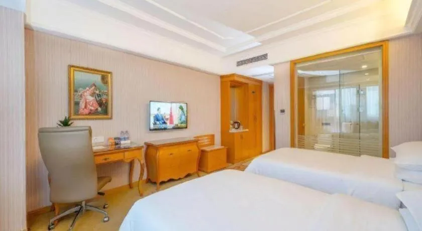 Bed in Vienna International Hotel Shanghai Dishui Lake Lingang Wanda