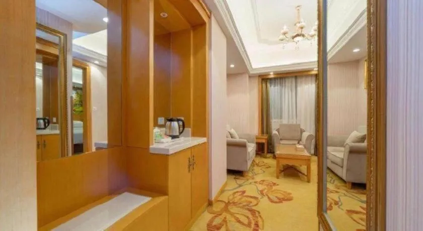 Bed in Vienna International Hotel Shanghai Dishui Lake Lingang Wanda