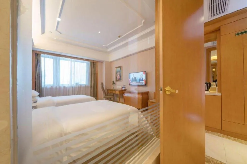 Bed in Vienna International Hotel Shanghai Dishui Lake Lingang Wanda