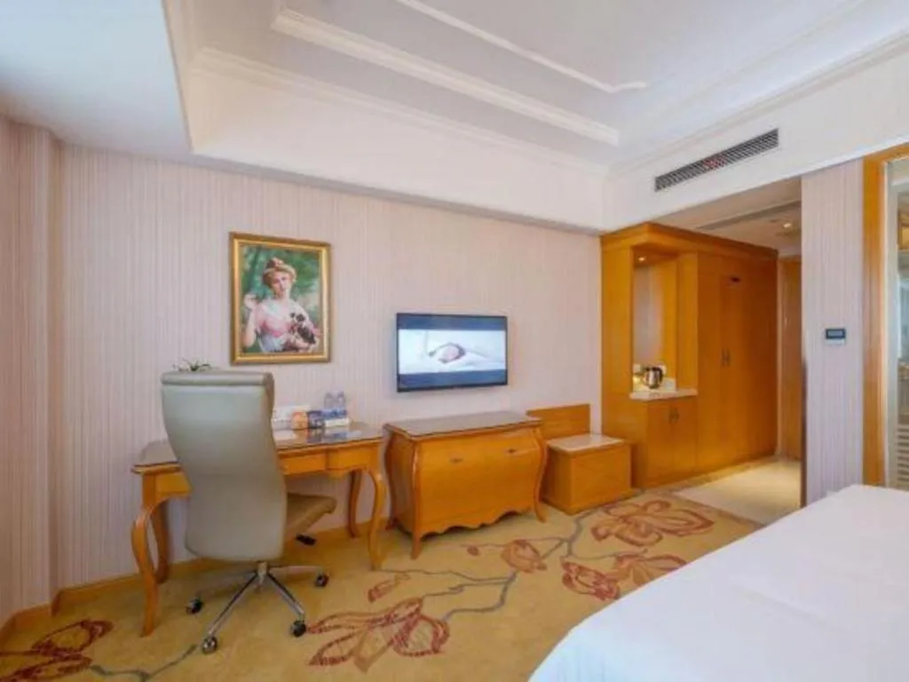 Bed in Vienna International Hotel Shanghai Dishui Lake Lingang Wanda