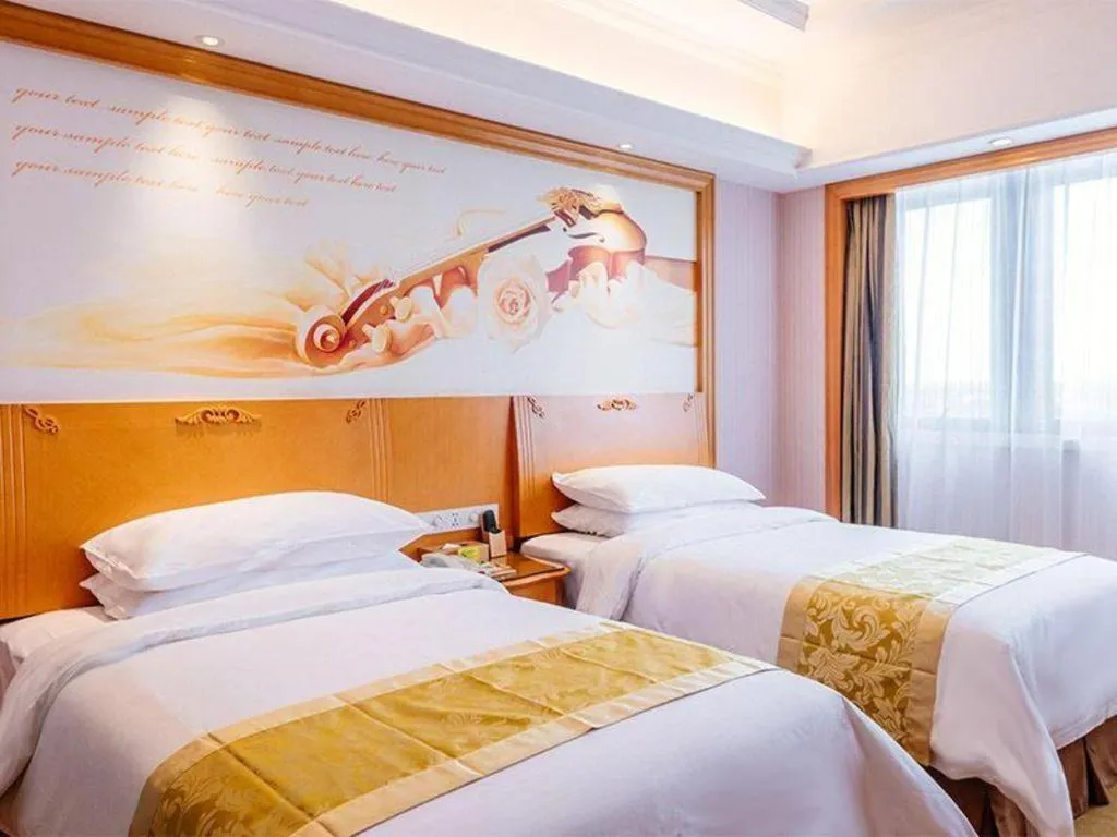 Bed in Vienna International Hotel Shanghai Dishui Lake Lingang Wanda