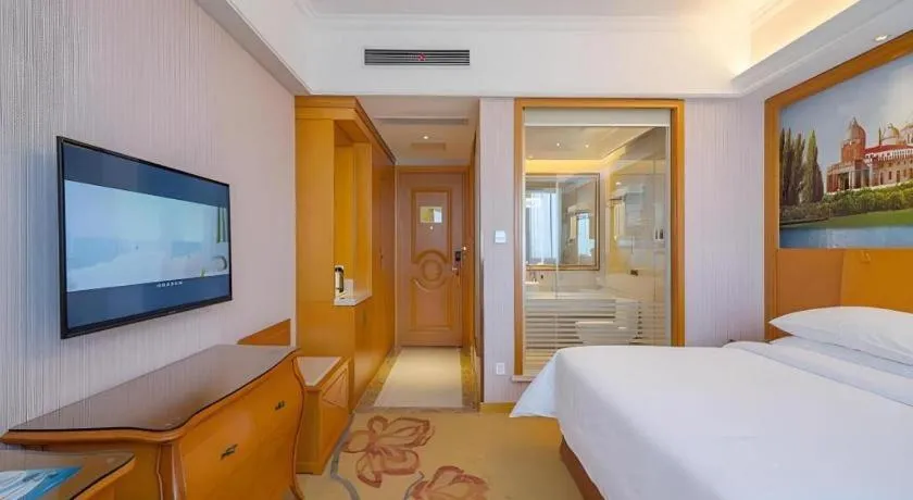 Bed in Vienna International Hotel Shanghai Dishui Lake Lingang Wanda