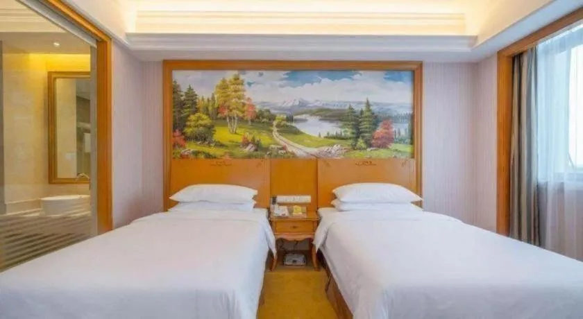 Bed in Vienna International Hotel Shanghai Dishui Lake Lingang Wanda
