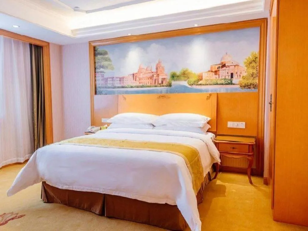 Bed in Vienna International Hotel Shanghai Dishui Lake Lingang Wanda