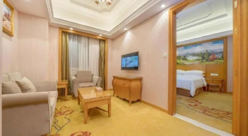 Bed in Vienna International Hotel Shanghai Dishui Lake Lingang Wanda