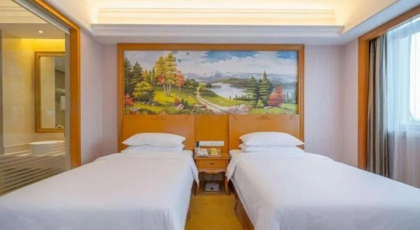 Bed in Vienna International Hotel Shanghai Dishui Lake Lingang Wanda
