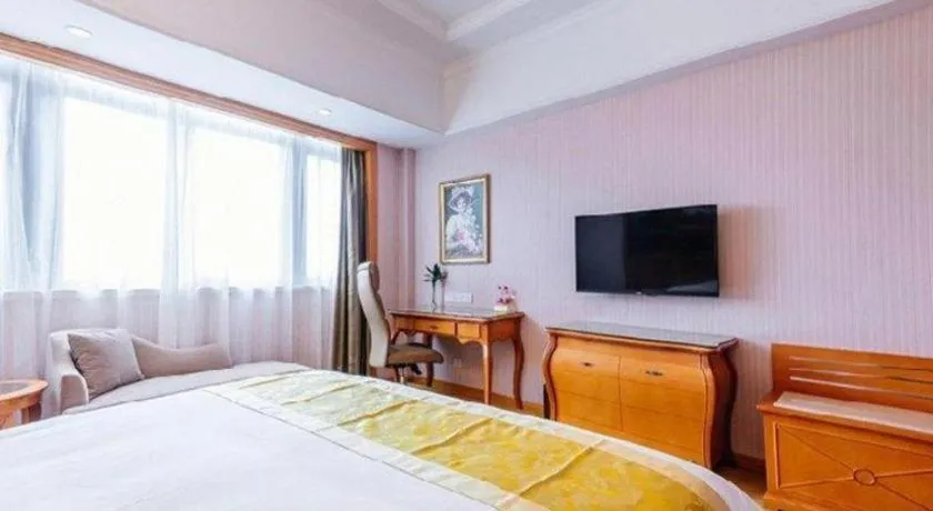 Bed in Vienna International Hotel Shanghai Dishui Lake Lingang Wanda