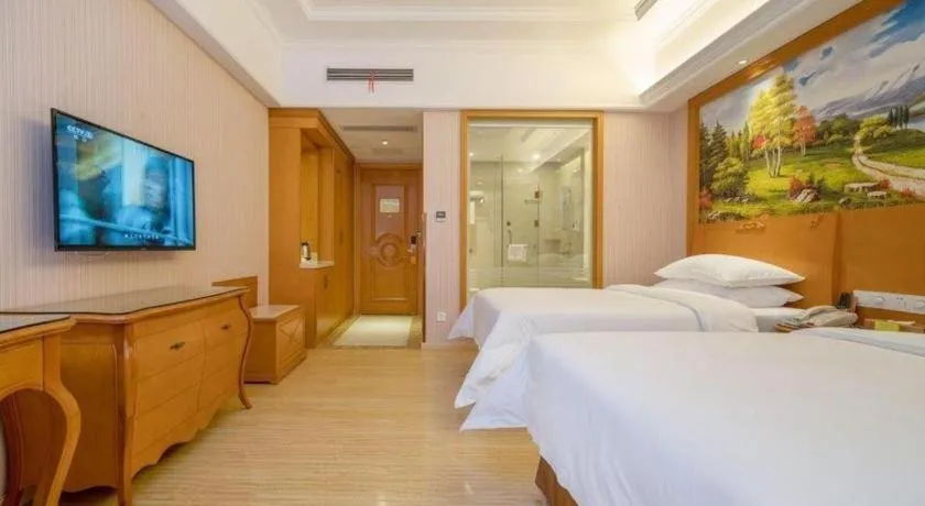 Bed in Vienna International Hotel Shanghai Dishui Lake Lingang Wanda