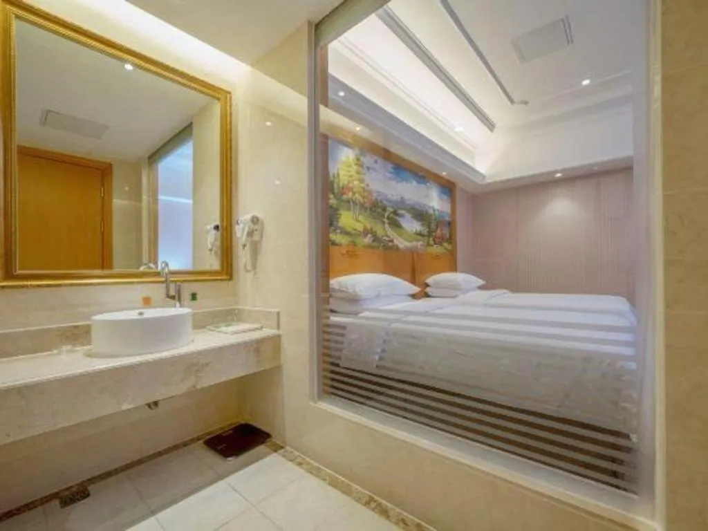 Bed in Vienna International Hotel Shanghai Dishui Lake Lingang Wanda