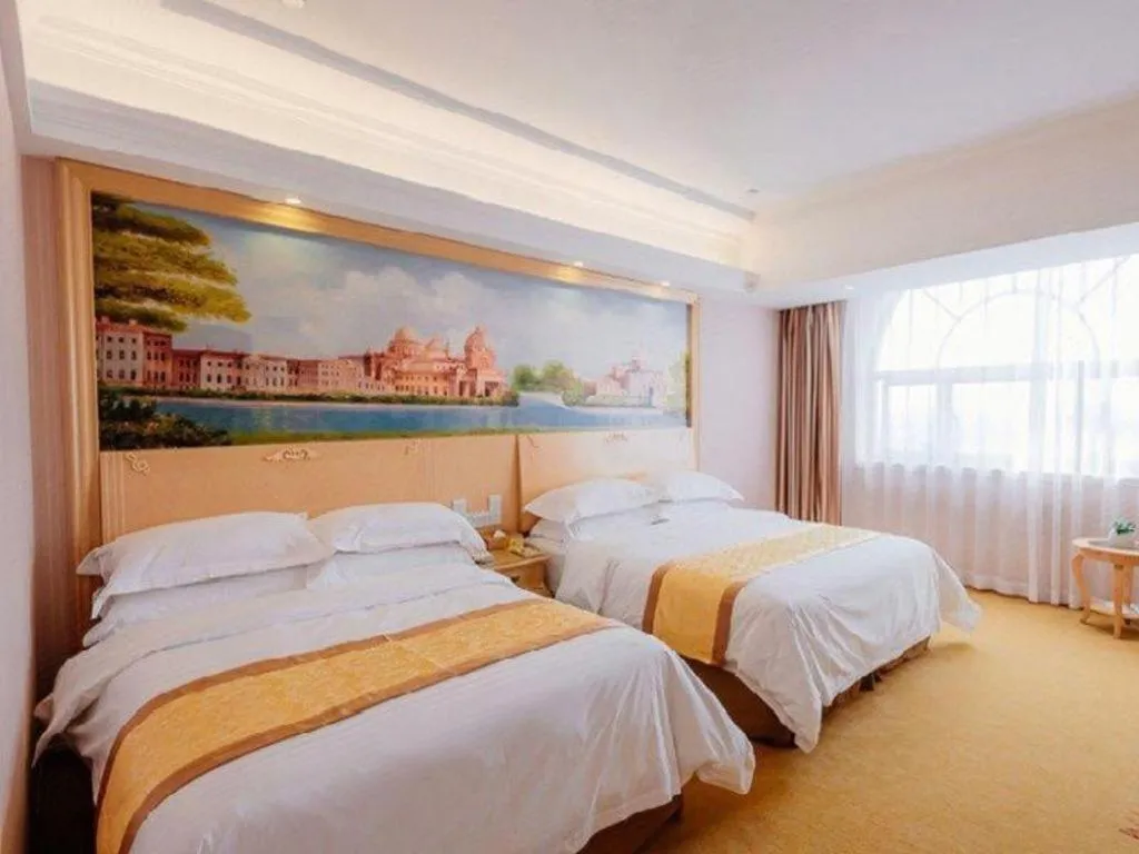 Bed in Vienna International Hotel Shanghai Dishui Lake Lingang Wanda