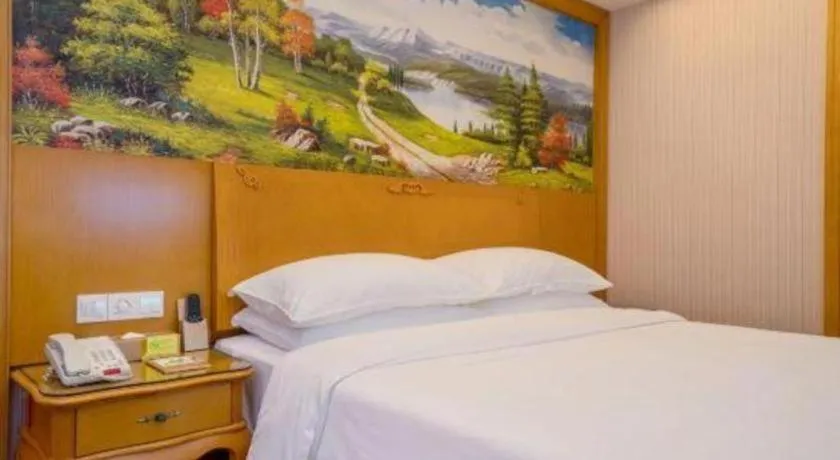 Bed in Vienna International Hotel Shanghai Dishui Lake Lingang Wanda