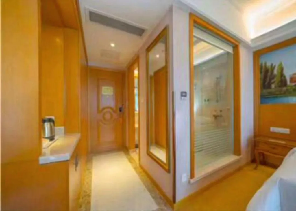 Bed in Vienna International Hotel Shanghai Dishui Lake Lingang Wanda