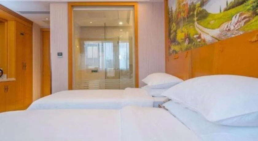 Bed in Vienna International Hotel Shanghai Dishui Lake Lingang Wanda