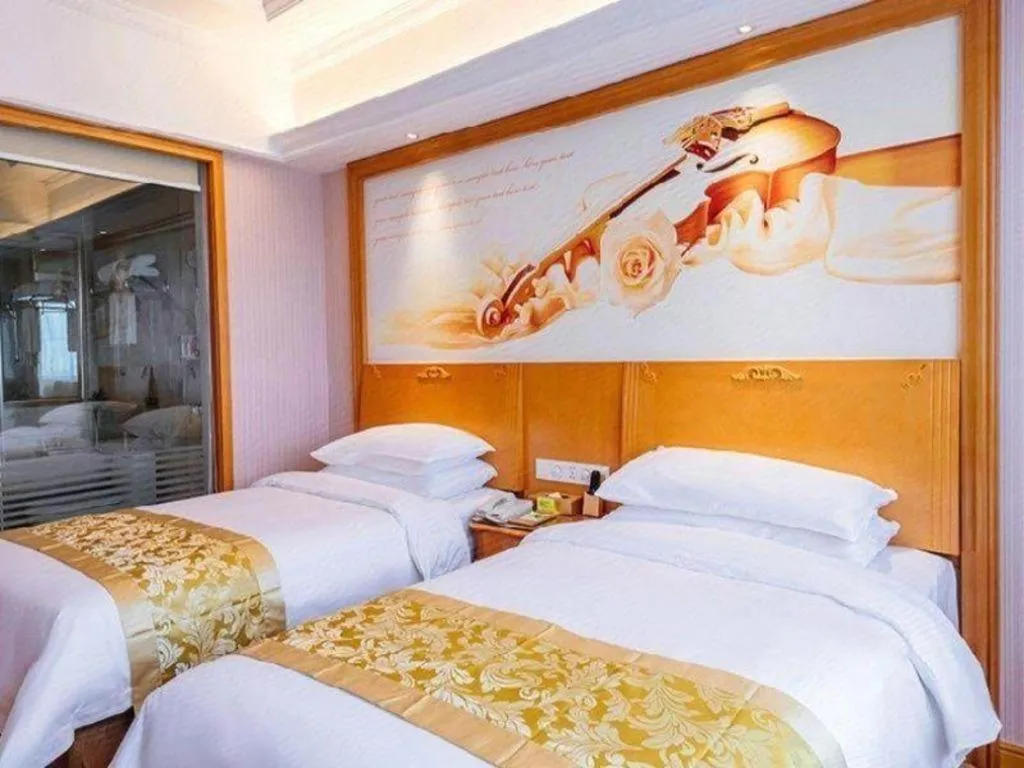 Bed in Vienna International Hotel Shanghai Dishui Lake Lingang Wanda