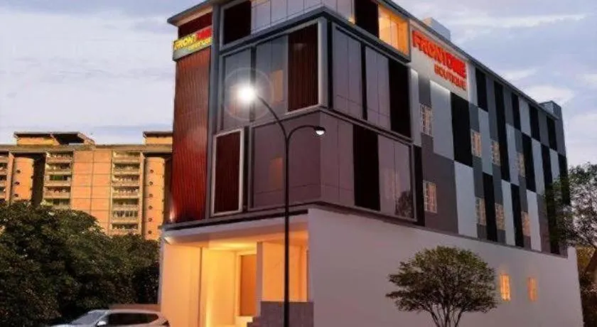 Front One Boutique Pusponjolo Semarang